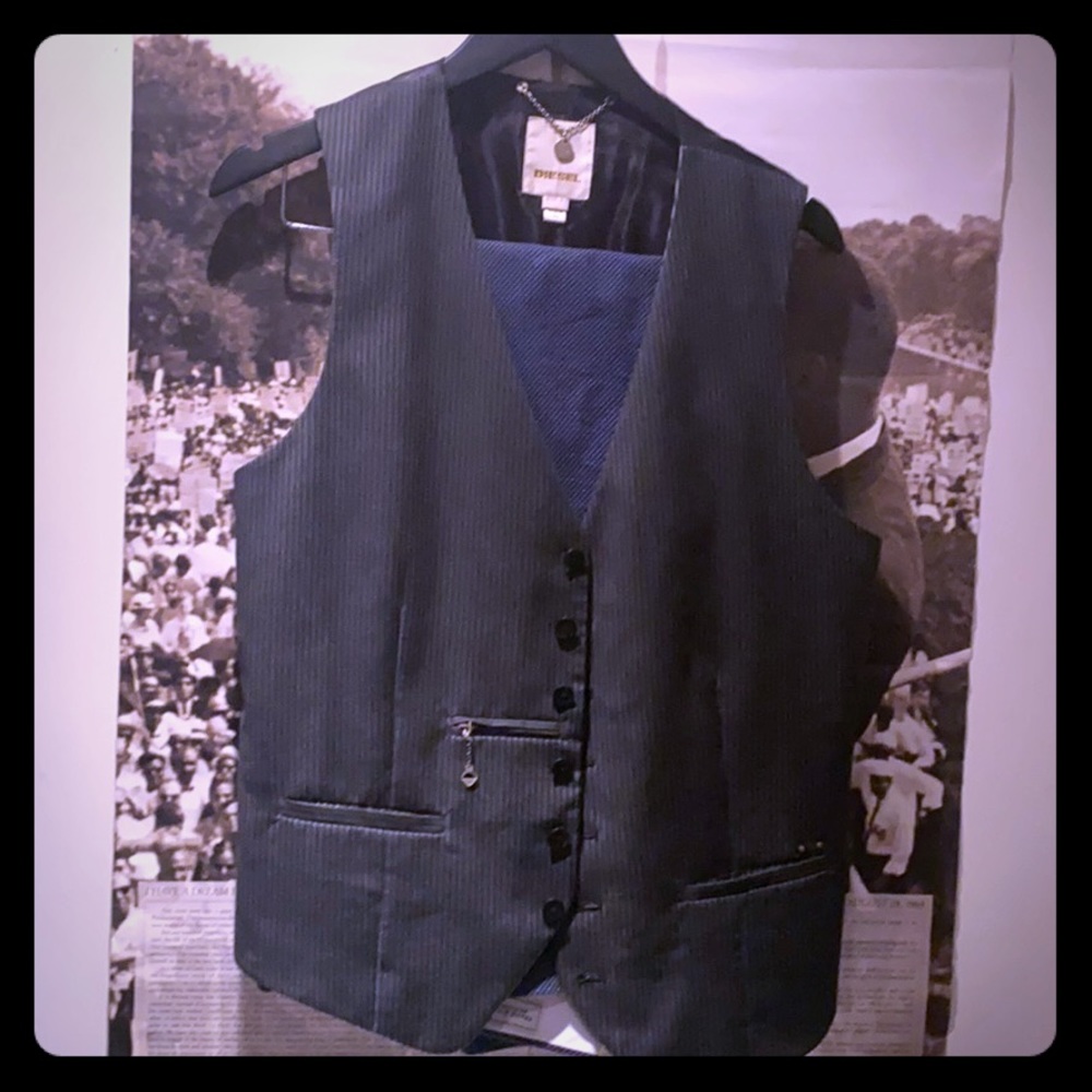Diesel vest size l although fits m